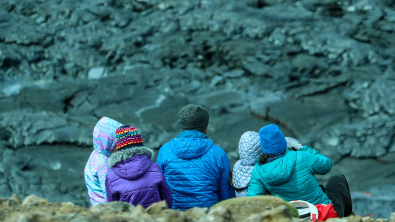 Familie auf Island. Bild von Lex Melony auf Unsplash.
