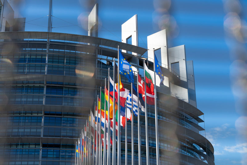 Europa-Palast in Strasbourg. Bild von Simon auf Pixabay.