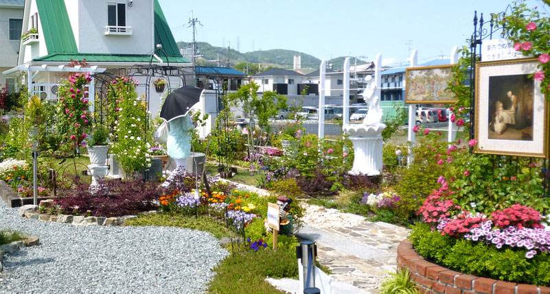 【写真】高いレベルでデザインされたバラ園(箕面市粟生外院の「Kガーデン」(南園)/園芸専門家による)