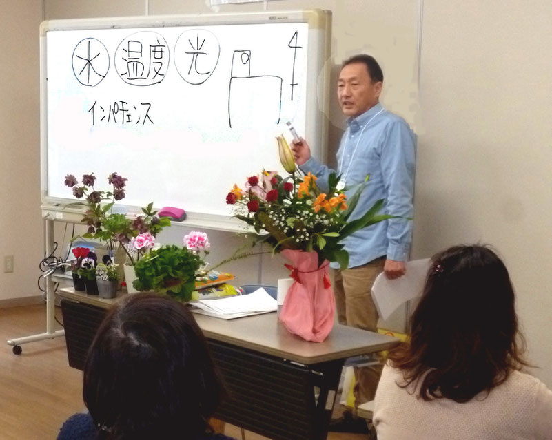 朗らかに話す特別講師の神代繁近さん(箕面で長らく園芸店(グリーンバレイ)を経営)