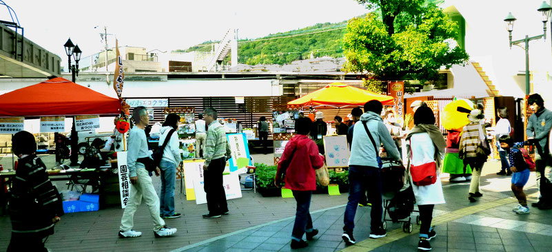 箕面駅前ステージ前の風景／山とみどりのフェスティバル