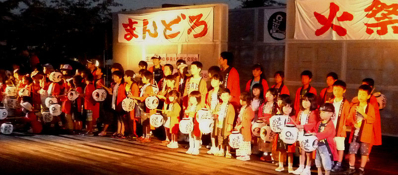 オープンセレモニーは、子供たちそろっての写真撮影/かやの広場のステージで