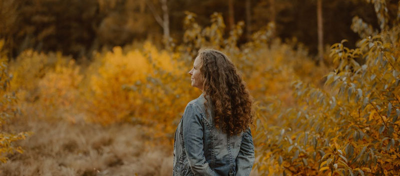 Susanne Kruse in der Natur – Symbol für Ausrichtung, Selbstführung und Wandel.