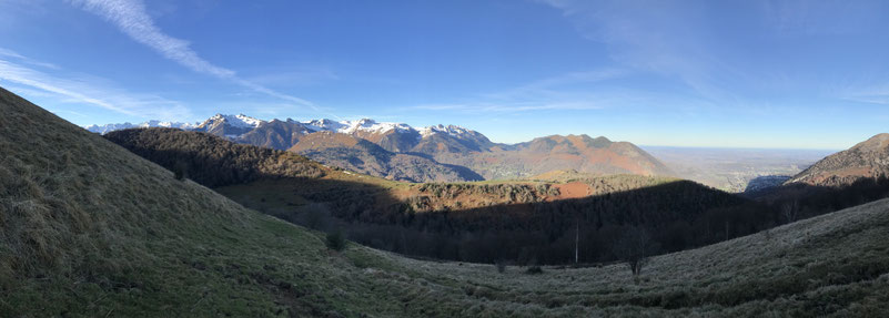 En montant au Sommet de Sésérite face au col de Marie Blanque.