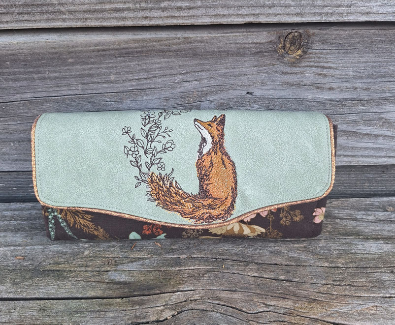 grand portefeuille brodé femme, faux cuir vert amande, tissu marron avec des fleurs colorées, thème forêt, broderie renard, bohème, poétique, cadeau Noël, fête des mères