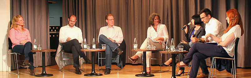 Podium von links nach rechts: Maria von Känel, Geschäftsführerin Regenbogenfamilien Schweiz; Lukas Walther, Mitglied der Stadtzürcher FDP; Adrian Wüthrich, Präsident «Vaterschaftsurlaub jetzt!»; Petra Huth, Moderatorin; Clivia Koch, Vorständin Alliance F 