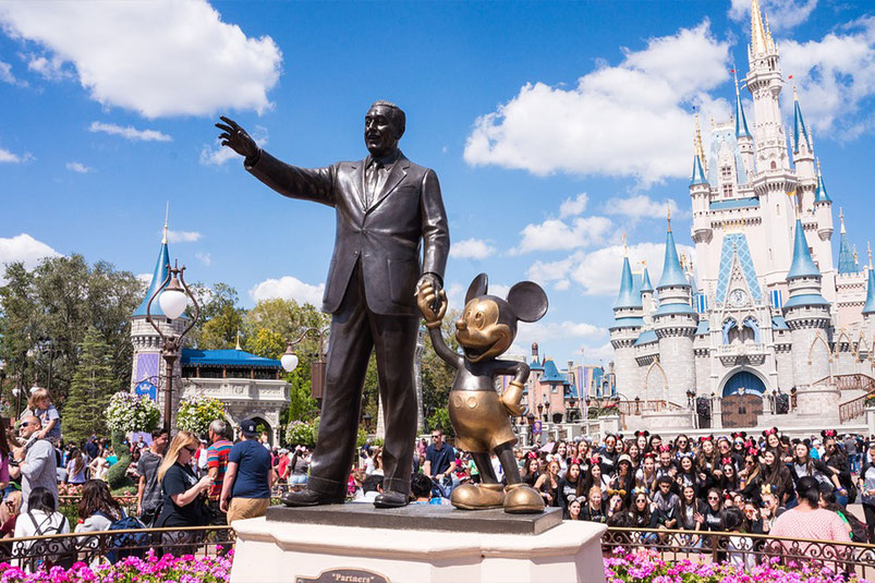 ウォルト・ディズニーとミッキーマウスが手をつないで立つ銅像と、その背後にそびえるシンデレラ城。フロリダ州オーランドに位置する「ウォルト・ディズニー・ワールド・リゾート」は、世界最大規模のテーマパークで、4つのテーマパークと2つのウォーターパーク、ホテルやショッピングエリアを備え、世界中から観光客が訪れる「夢の国」として人気を集めている。