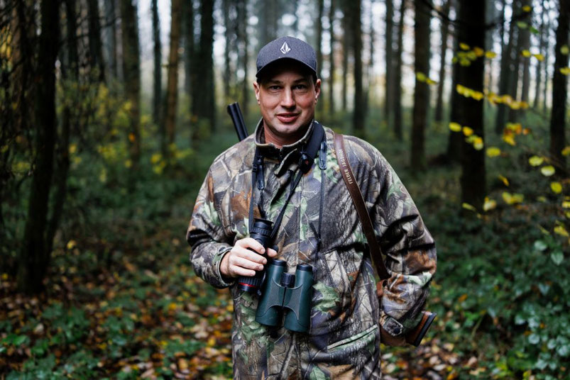 Jäger Thomas Schurtenberger im Wald; die Grundkompetenzen-Kurse stärkten sein Selbstvertrauen und unterstützen ihn auch bei der Jagd.