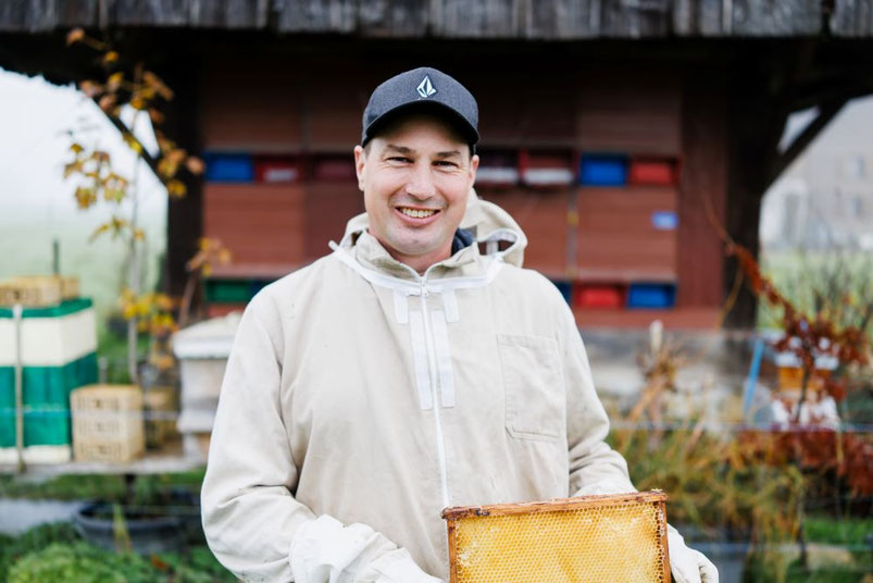 Thomas Schurtenberger als Imker an seinen Bienenstöcken; durch Grundkompetenzen-Kurse fällt ihm das Schreiben von E-Mails und Berichten leichter.