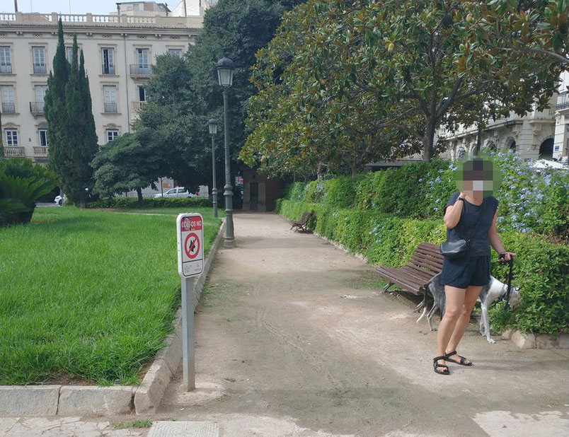 Falta de respeto al no respetar las señales de “Perros con cadena y Prohibido Perros” en los Parques y Jardines de València.