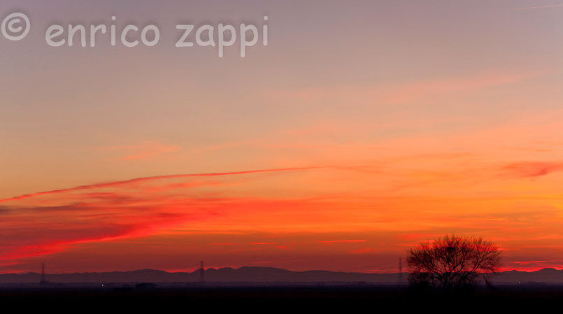 Tramonto sul Mezzano. E' il 29 dicembre, una giornata bella ed interessante per chi ama la natura ed i suoi fenomeni, di qui a poco dall'argine Agosta sarà possibile ammirare il sorgere della Luna piena sulle Valli di Comacchio.