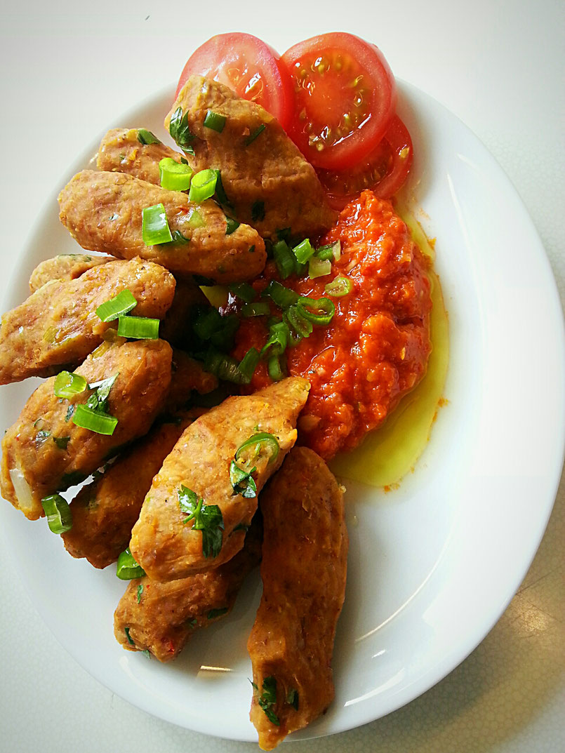 Linsenlaibchen mit einer Paprika-Tomaten Salza