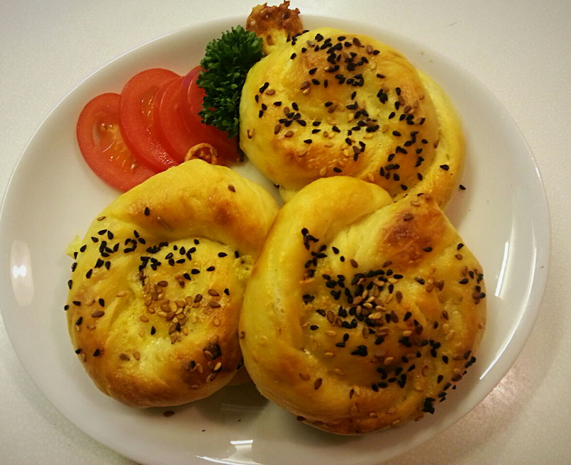 Mini Börek-Schnecke mit einer Käsefüllung