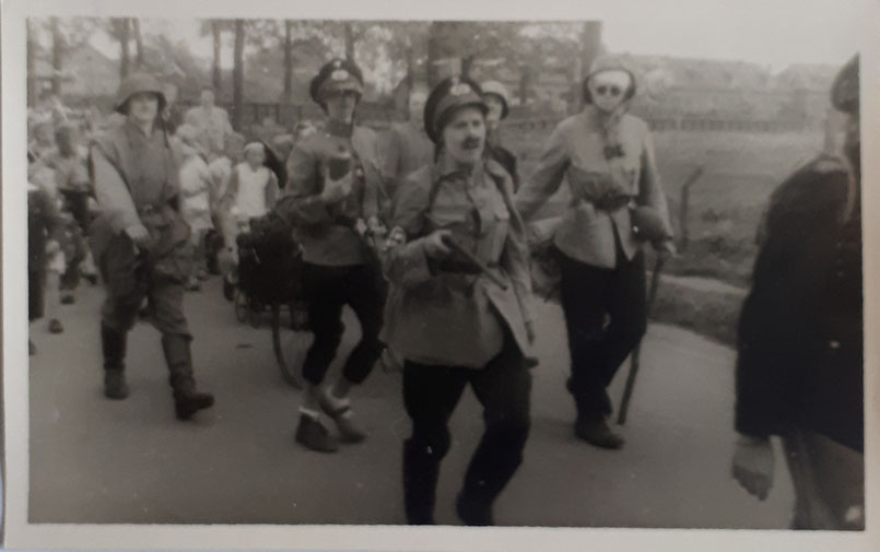 Bevrijdingsfeest/optocht over de Snellingerdijk in Oosterwolde 1945 (Satirisch)