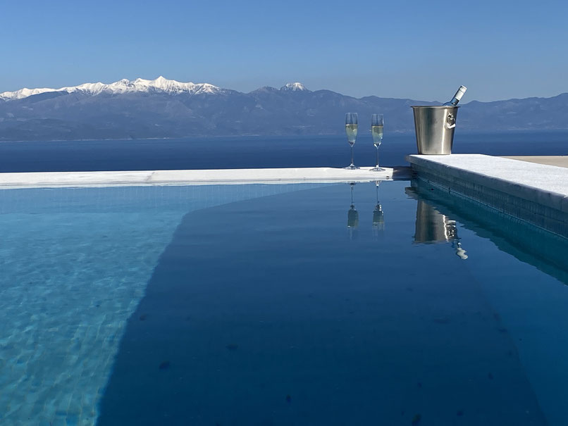 Infinity Pool mit gradiosem Blick auf das Meer. Absolute Privatsphäre. Der Pool ist nicht einsehbar.  