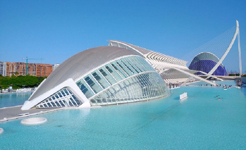 La Ciutat de les Arts i les Ciències: Edificio de la Opera Reina Sofía, Hemisférico, Museo príncipe Felipe, Puente de l'Assut de l'Or y el Ágora.