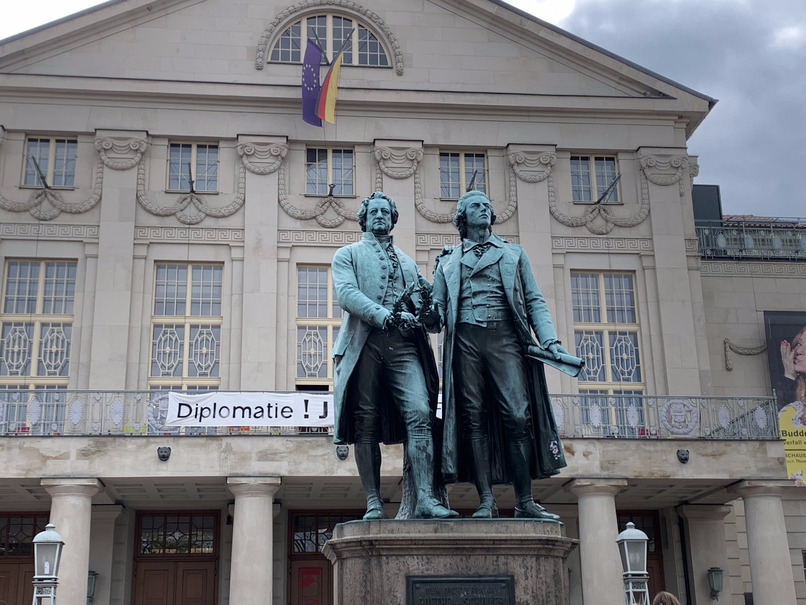Schiller und Goethe vor dem Weimarer Theaterhaus