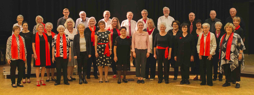 Gemischer Chor vor ihrem Auftritt beim Jahreskonzert 2024 im Bürgerhaus Möhringen, Foto: Thomas Santamaria (MeinMöhringen) 