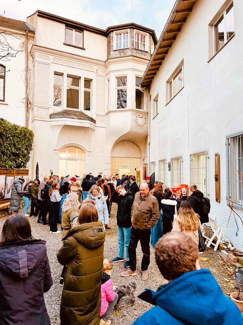 Blick in den Museumshof der VILLA ARTIS in der Ruhrtalstadt Mülheim in Nordrhein-Westfalen