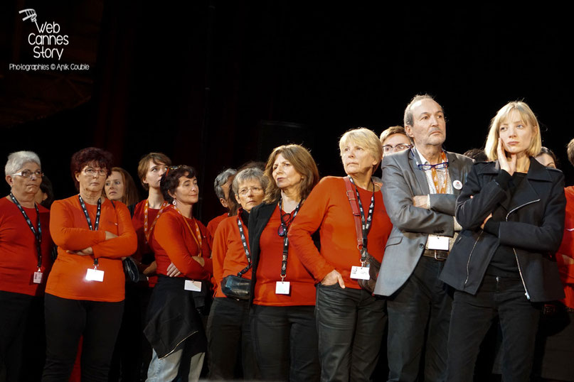 Les bénévoles, sur la scène de la Halle Tony Garnier - Clôture du Festival Lumière - Lyon - Octobre 2015 - Photo © Anik COUBLE