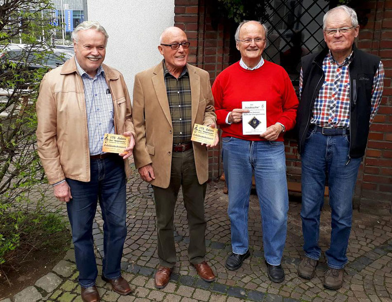 Die Chormitglieder Horst Beck (v.l.), Peter Goertz, Günter Hoffmann und Heinz Dickert sprechen über die Zukunft des Städtischen Gesangvereins 1843 Erkelenz. Foto: kule