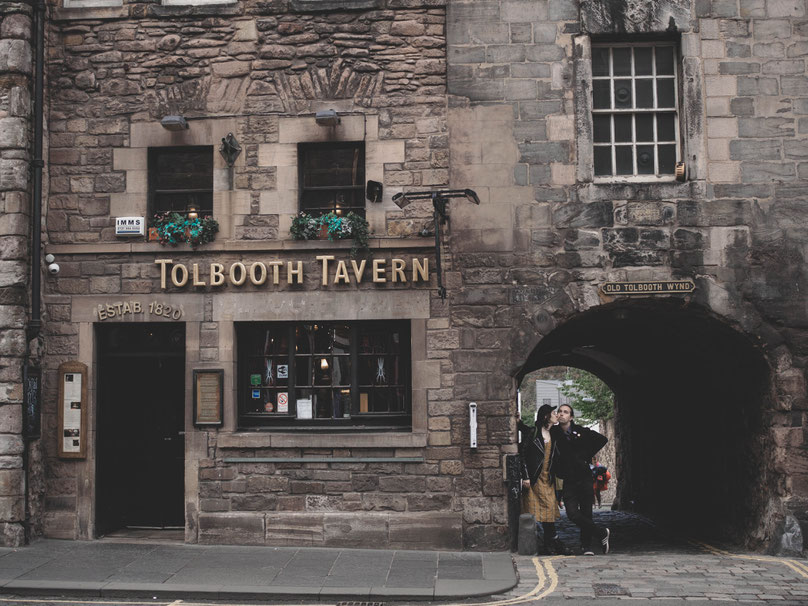 couple edinburgh photographer toolboth tavern royal mile