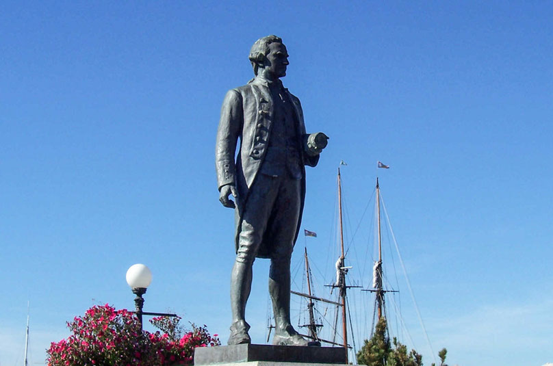Das Denkmal ist Captain Cook gewidmet, der 1778 als erster Europäer mit 2 Schiffen nach Vancouver Island kam.
