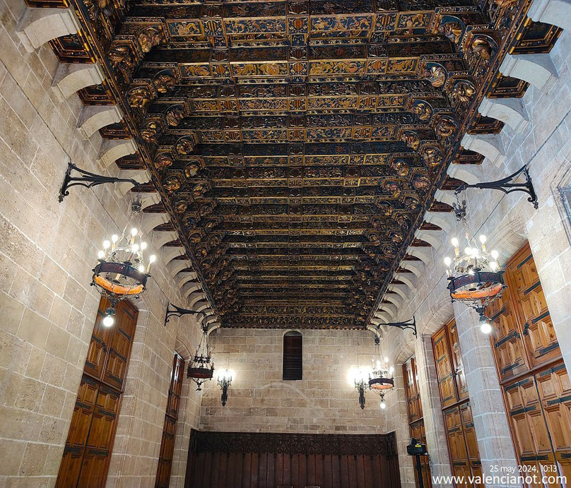 Un techo precioso artesanado procedente de la Sala Dorada dé la antigua Casa de la Ciudad de Valencia, para el Consolat del Mar.