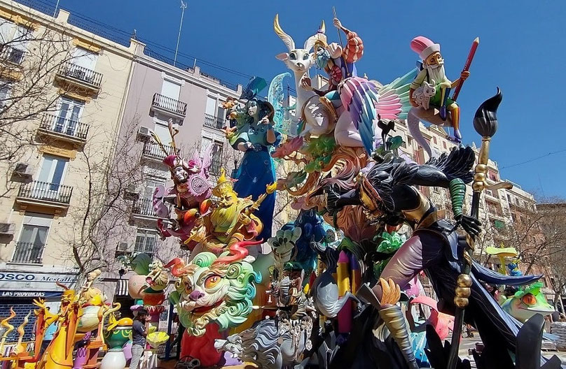 Del 1 al 19 de marzo, València se vuelca en la celebración de las Fallas, una fiesta que combina tradición, sátira y arte.