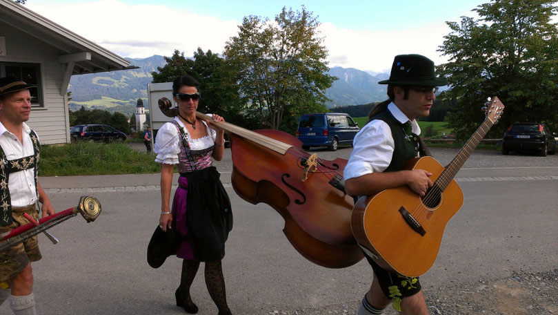 Die Kultivierten auf dem Weg zum Brautstehlen, Brautverziehen