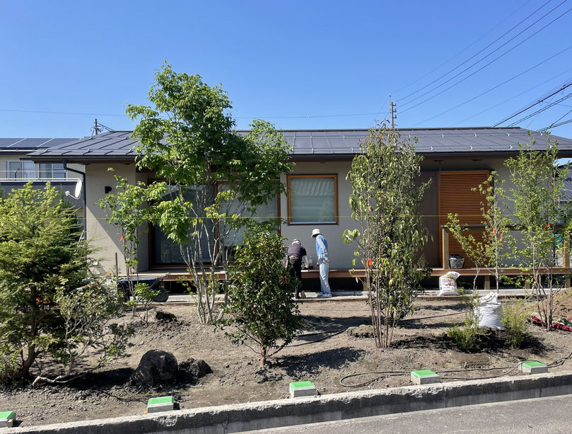 長野県　松本市　建築設計事務所　建築家　news設計室　丸山和男　住宅設計　設計監理　穂高の家Ⅰ　外構植栽工事　平屋の家