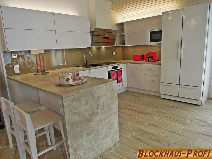 Küche als zentraler Ort im Singlehaus - Blockhaus, Holzhaus, Holzbau, Bauen, Holzhäuser, Blockhäuser, Hausbau, Holz, Wohnhaus, Blockhausbau, Einfamilienhaus, Bauplanung - Bungalow