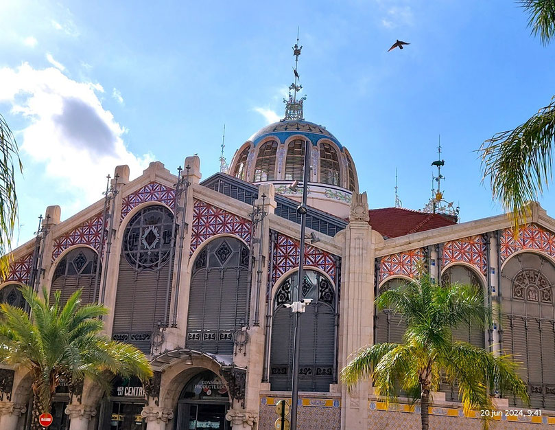 El Mercado Central de Valencia: Se encuentra  ubicado en un impresionante edificio modernista, el Mercado Central es uno de los mercados más grandes de Europa. 