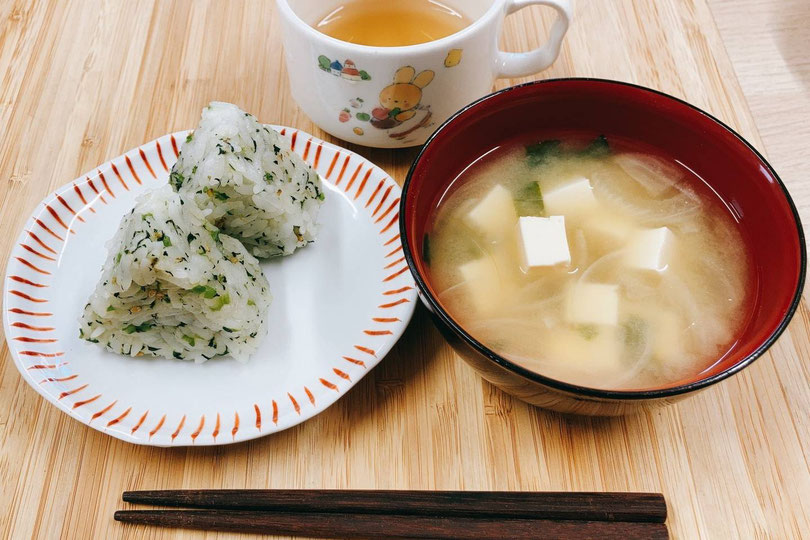 菜飯おにぎり　豆腐とわかめのみそ汁