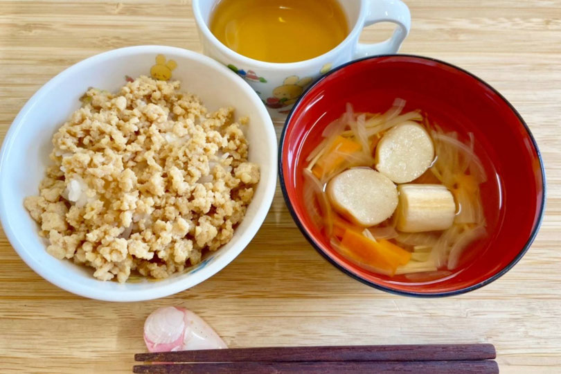 そぼろごはん　お麩のすまし汁