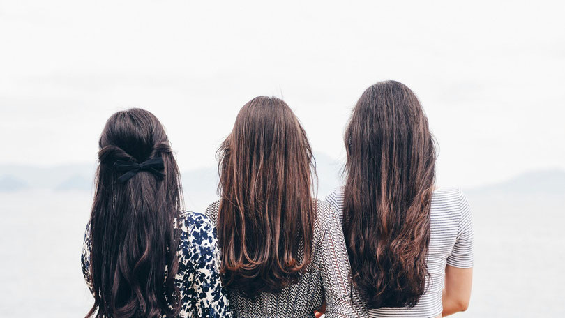 Drei Frauen wenden dem Betrachter den Rücken zu. Bild von Suhyeon Choi auf Unsplash. 