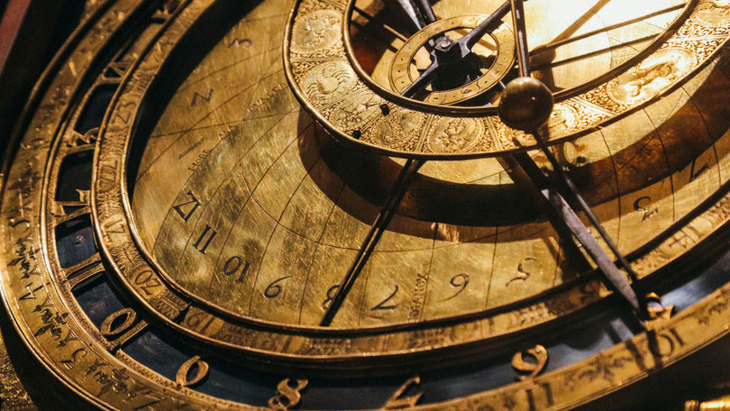 Historische Uhr. Bild von Alexey Savchenko auf Unsplash.
