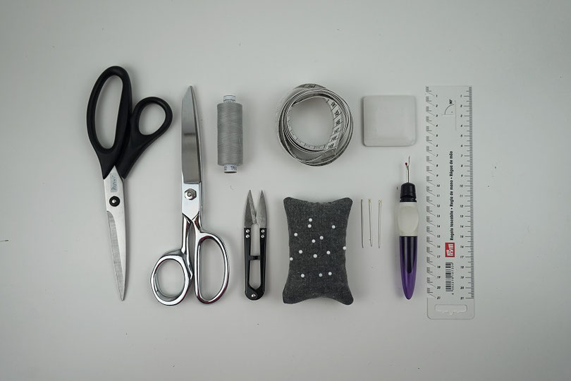 stoffschere-fadenschneider-nahttrenner-garn-stecknadeln-massband-handmass-kreide-trickmarker-naehnadeln