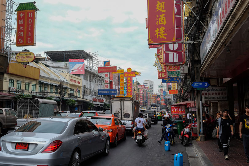 Chinatown. Uns hat der Anblick umgehauen. Die Straße zeigt ein typisches Chinatown, wie wir es im Fernsehen oft gezeigt bekommen. Und Bäääm, wir biegen um die Ecke und sehen das Gewusel.