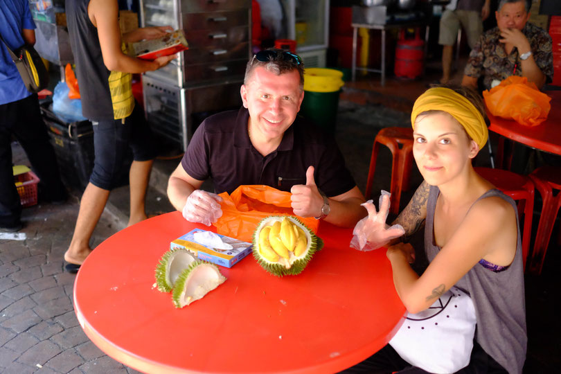 War das ein verrückter Tag mit unserem polnischen Freund. Hier schlachten wir eine Durian - scheußlich stinke Frucht. Achtung! Du stinkst den restlichen Tag als hättest du Knoblauch gegessen. Entweder du liebst oder hasst sie....