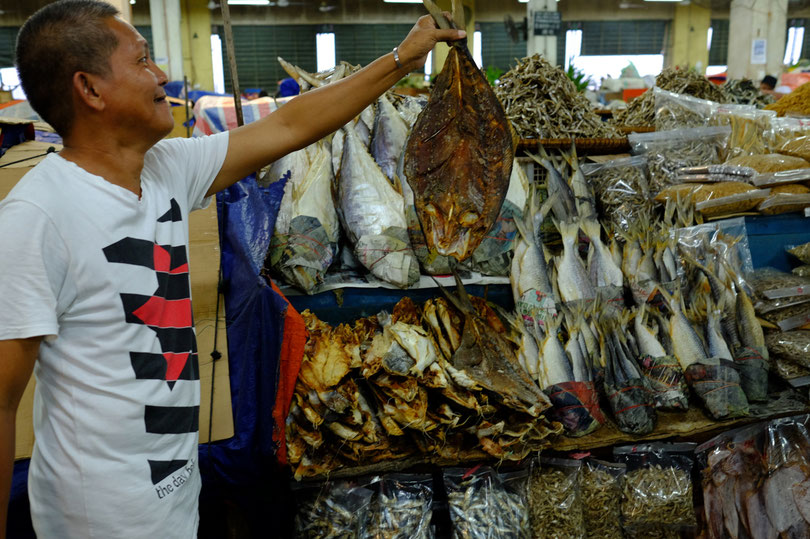 ganz stolz forderte er uns auf ein Foto von Ihm zu machen – getrockneter Fisch wird oft für Suppen verwendet