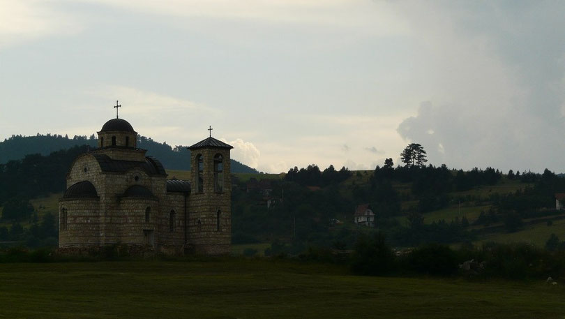 Comme en Géorgie, de nombreuses églises et monasteres s'egrenent le long de la route en Serbie