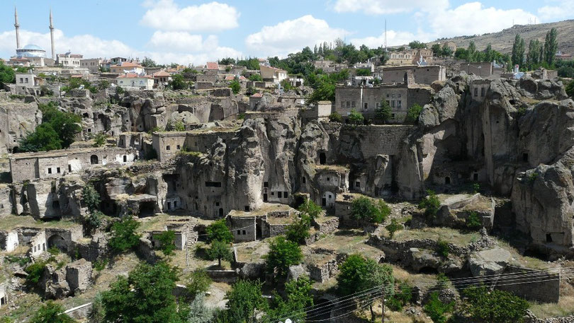 Guzelyurt et ses maisons taillees dans la roche