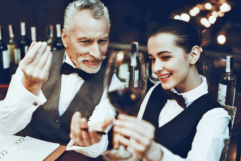 Sommeliers bei der Weinverkostung
