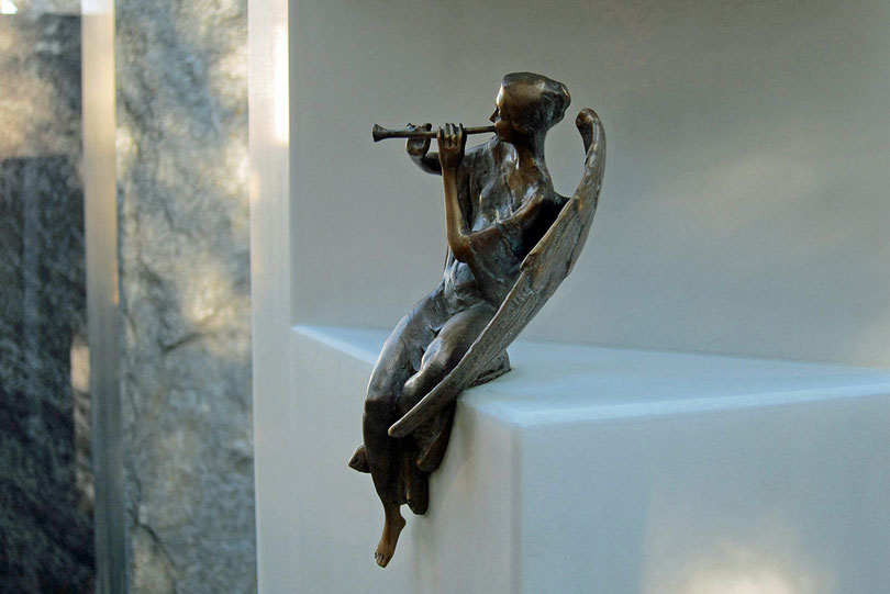 Bronzeskulptur eines Flöte spielenden Engels