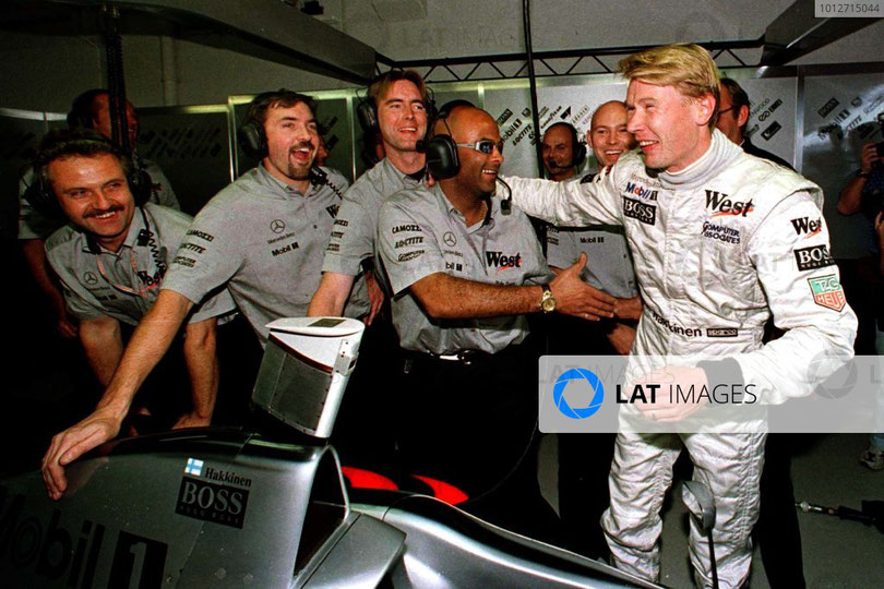 Mika Hakkinen festeggia la Pole Position