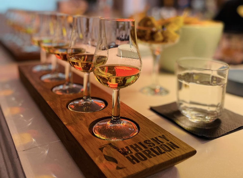 Tastingboard von Whisky Horizon mit Nosingglas