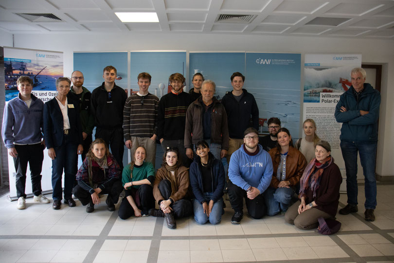 Gruppenfoto, dass 19 Menschen zeigt.