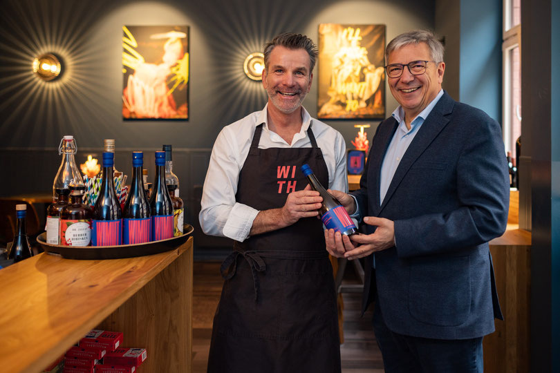 Kai Kenngott übergibt Wiesbadens OB Gert-Uwe Mende die erste Flasche WIMUT - Wiesbadens erstem eigenem Wermut (Foto: Christof Mattes)