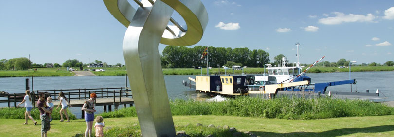 Op deze foto zie je het Wapen van Olst met het veerpontje op de achtergrond.